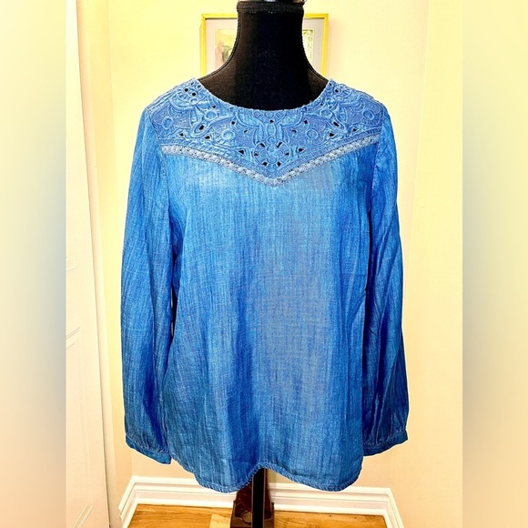 Talbots intricate lace yolk Tencel blouse, button cuffs,keyhole back button  🩵 - Picture 3 of 10